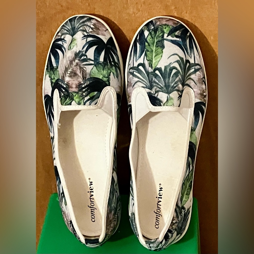 Comfortview 9 1/2 WWWomen's Slip-On Tropical Leaf Canvas Flats in Green and Blue - Picture 4 of 5